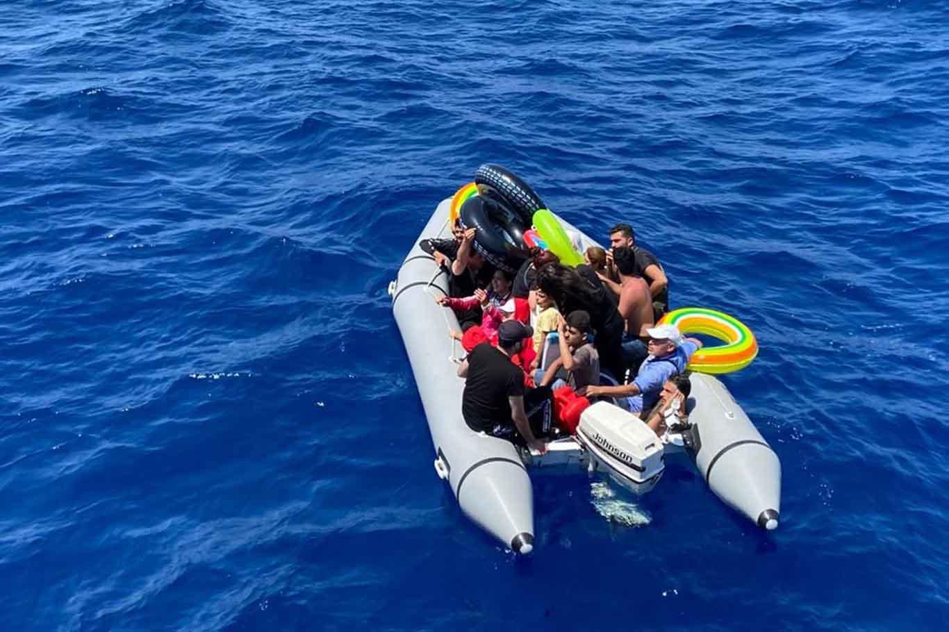 Türkiye karasularına geri itilen düzensiz göçmenler kurtarıldı